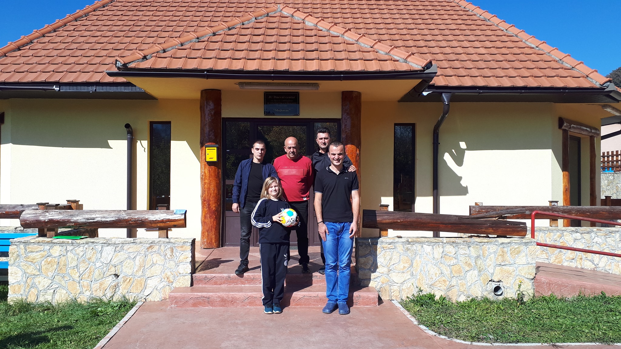 Obradovali korisnike ustanove i poklonili im lopte za igru